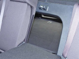 後席を倒すとトランクルームと車内が繋がり一つの空間になりますので、長い荷物も積載出来ます!