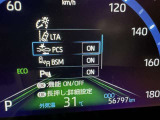 隣車線を走る車両をレーダーで検知し、ドアミラーでは確認しにくい後側方エリアに存在する車両に加え、急接近してくる車両も検知します。車両を検知するとドアミラーに搭載されたLEDインジケーターが点灯します。