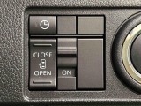 左側パワースライドドアウェルカムオープン機能 降車時にスイッチで予約しておけば、乗車時に電子カードキーを持ってクルマに近づくだけでパワースライドドアが自動でオープン♪