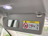 サンバイザーにバニティミラーがセットされています。LED照明付きで夜間でも快適に利用できます。