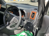 向かい側にサービス工場完備。車検・メンテもお任せください!