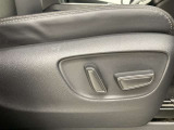 運転する時はドライビングポジションが気になりますよね。パワーシートで座席位置の微調整もしっかりできます。高級感がある装備としても人気があります。