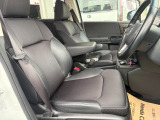 運転席と助手席は長時間運転しても疲れにくいシートとなっております。