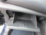車検証ブックや小物などが収納できるスペースがあります。