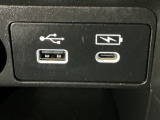 【USBポート】USBポートも装備されています!スマートフォンのオーディオに連携も可能です。今や欠かせない装備の一つです!そして、充電用は急速充電に対応しているtype-Cとなっています♪