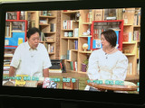 テレビ番組を画面で視聴できる装備です。停車中の休憩時間に映像を楽しめるため、待ち時間も過ごしやすくなります。安全に配慮し、停車時にご利用ください。