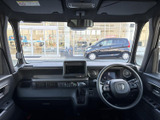視界の広さが際立ち、運転の安心感を高めます。運転席からの操作性も良く、快適なドライビングをサポートします。