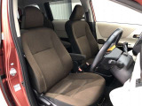 高めのヒップポイントで、ゆったりしたシートです。足腰に負担の掛かる乗り降りが、乗用車タイプに比べ楽になりますよ。