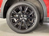 タイヤサイズは225/55R19となります。専用のブラックメタリック塗装のホイールがカッコいい!
