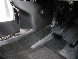 運転席フロア。体格を問わず心地よいドライビングポジションがとれるよう各ペダルが配置されています!