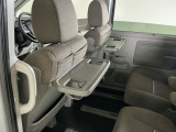 運転席と助手席のシートの裏に収納式のテーブルが装備されています。休憩時のちょっとした小物置きに使えてとっても便利ですね♪