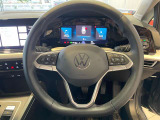 手に馴染む上質な革巻き仕様。運転中に手元で操作が完結します。