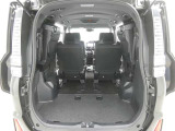 【シートアレンジ可能】ゆとりあるワイドな車内空間は、ドライブを始め買い物やレジャーなど、幅広く活躍します。一人でもみんなとでもお出かけを楽しみましょう!