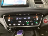 【左右独立オートエアコン】左右席で独立温度コントロールが可能です。運転席はキンキンに冷やして助手席はマイルドにと言った設定が可能です☆暑さ寒さでケンカすることもなくなりますね♪