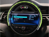 MINIの内装はとにかく『円』に拘ったデザインコンセプトが一目で伝わってきます。これほど円形に拘った車は他に御座いません。伝統のデザイン、トグルスイッチなど遊び心のある内装で御座います。