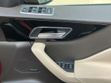 運転席ドア側に操作性の良いスイッチがあります。