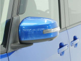◆ドアミラーウインカー◆ドアミラーにウインカーを装備しています。対向車に自身の進行方向を合図し安全に運転できます。