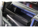 スッキリしまうことのできる運転席アッパーボックスがあります!