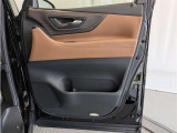 運転席ドア内張はご覧の通り。ドアポケットの収納もバッチリです