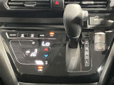 自然に手が届き操作性の良いシフトレバー!