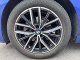 BMWならではの卓越した走りを支えるホイールと足回りです!日本車の走りに慣れている方にもぜひ体感して頂きたいほど、高いレベルでまとまっています!純正18インチアルミホイール。