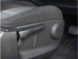 【運転席シートリフター】運転席シートリフターで座面を上げ下げできます。運転しても疲れにくい姿勢に調整できます。