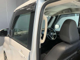 小さなお子様やご年配の方の乗車の際に乗り込みサポートのグリップがついてます。