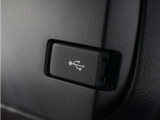 ◆USB接続端子◆スマホやiPodなどを接続して、いつもの音楽を車内でもお楽しみいただけます♪