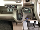 足元スッキリ、インパネシフトです。パーキングブレーキは電子制御パーキングブレーキタイプなので、運転席と助手席の間がスッキリしています。
