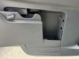 グローブボックスが車検証を入れたら満杯ってことありませんか?助手席ドアの内側に車検証収納ボックス付いているので、グローブボックス等の他の収納スペースを有効活用できます。