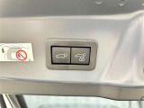電動式バックドアです。 荷物を持ったままでもボタン一つで自動的に開け閉めできるので便利ですよ。 挟み込み防止機能も付いていますのでお子様の手や荷物を挟み込むのを防いでくれますよ。