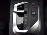 BMWの電子式シフトレバーはシンプル設計で機能的です。誤操作防止機能になっています。