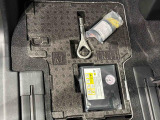 ラゲージ下にはジャッキや工具、パンク修理キットが収納してあります