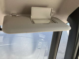 運転席には鏡付きのサンバイザーが付いていますので便利です。