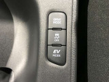 EVドライブモードで、エンジン音や排気ガスを気にすることなく走れます。早朝・深夜や屋内の駐車場などで重宝しますよ♪