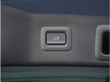 【パワーバックドア】スマートキーや運転席のボタンを押すだけでリアゲートが自動で開閉します。両手に荷物を持っている時や高い位置のバックドアを閉める際に便利な機能です。