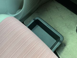 助手席シートの下に、便利な前後スライド式のアンダーボックスを装備。運転用の替え靴や、車内に常備したいこども用品、着がえた服などを収納できます