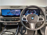 BMWのステアリングはドライバーと車体が一体感に感じれるような操作性を実現しております。また、握りやすさや操作性を向上するためにスイッチ類も配置されております。
