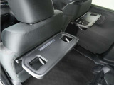 ◆シートバックテーブル◆フロントシートの背面に後席用のテーブルがついています。小物が置けて!カップホルダーもあります、ドライブ中や休憩時にも便利なテーブルです。