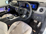 メルセデスのシートは、少し硬めに出来ておりますので、長時間の運転でも疲れにくく、安全にドライビングをお楽しみ頂けます