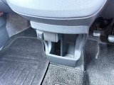 運転席側のシートヒータースイッチとカップホルダー。寒い時期の運転が快適です