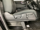 【前席】運転席にはシート高を調整できるハイトアジャスターが装備され、幅広いシートポジションの設定が可能になっております♪
