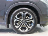 純正のアルミホイール装着車です。タイヤサイズは215/55R17です。