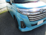 明るいLEDヘッドライト採用で夜の運転も安心です。フォグランプもついていて、霧の中でも明るい視界を確保します。
