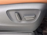 運転する時はドライビングポジションが気になりますよね。パワーシートで座席位置の微調整もしっかりできます。高級感がある装備としても人気があります。