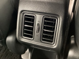後部座席にもエアコンの吹き出し口があるので車内全体を快適に過ごすことができます。