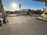 第二産業道路に面した広い出入口。当店は首都高速道路 見沼出口 右折して頂き直進で約2キロの位置にあります。