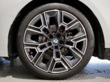 BMWの純正アロイホイールは軽量かつ強度にも優れているホイールで走行性能を引き上げる設計になっております。足元にもBMWは妥協がなくこだわっている個所になります。
