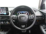 ◆本革巻きステアリングホイール◆ステアリングは運転中、常に触れる部分。しっとりとした上質な触れ心地がドライブ体験を彩ります。