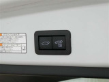 後ろが狭くてもサッと積める。途中で止められる安心のバックドア。後ろの駐車スペースが狭い時に重宝しますよ♪